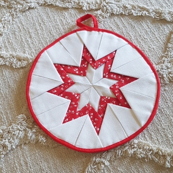 Red and White Star Pattern Quilted Pot Holder - Picture 1 of 3